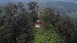 Forkopimcam Sukanagara Cianjur Gelar Upacara HUT RI di Puncak Gunung Karang