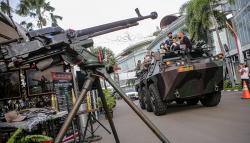 Warga Keliling Naik Kendaraan Tempur TNI saat Pameran Alutsista di Tangerang