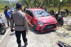  Nekat Dahului Truk di Turunan Curam, Sepeda Motor Matic Adu Banteng dengan City Car