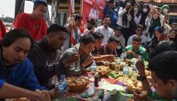 Serunya Lomba Adu Cepat Makan Pempek Palembang
