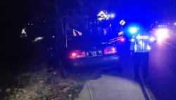 Hantam Pohon dan Rambu Lalu Lintas, Corona Ringsek di Jalan Raya Limbangan Garut