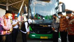 Tambah 10 Armada Trans Jatim, Khofifah: Waktu Tunggu Bus Lebih Singkat 15 Menit