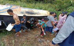 Truk Minyak Goreng Curah Terguling, Warga Berdatangan Bawa Ember dan Jeriken