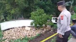 Truk Tronton Bermuatan Kopi Masuk Jurang di Gentong Tasikmalaya, Sopir Terluka<