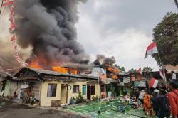  Kebakaran Hanguskan Sejumlah Rumah di Jalan Simprug Golf 2 Kebayoran Lama