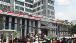 Pendukung Geruduk Kejati Jabar, Minta Habib Bahar Segera Dibebaskan