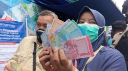 Demi Uang Baru Tahun Emisi 2022, Warga Cirebon Kejar Mobil BI ke Kadipaten Majalengka