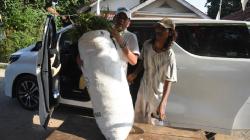 Momen Mobil Mewah Alphard Dedi Mulyadi Angkut Rumput Milik Warga Purwakarta<