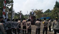 Buruh Kepung Kantor Pemda KBB, Tuntut Hengki Kurniawan Realisasikan Janji Politik<