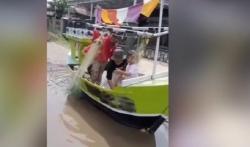 Viral Aksi Protes Warga Indramayu Taruh Perahu di Tengah Jalan Rusak Berlubang<
