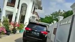 Penyidik KPK Geledah Rumah Mewah Milik Rektor Unila Karomani