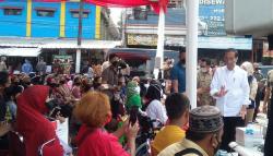 Jokowi Cek Sembako di Pasar Cicaheum Bandung, Pastikan Harga Telur Segera Turun<