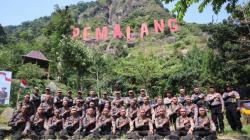 Puluhan Bintara Remaja Polres Pemalang Jalani Tradisi Pembaretan di Gunung Jimat
