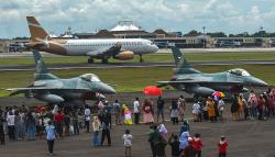 Antusiasme Warga Palembang Datangi Lanud SMH Foto Bareng Pesawat Tempur F16
