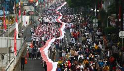 Kompak, Ribuan Warga Bawa Bendera Merah Putih 1.700 Meter dari Monas-Bundaran HI