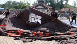 Gerak Cepat Relawan Pasang Tenda Pengungsi