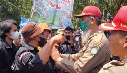 Massa Unjuk Rasa di Depan Pendopo Indramayu, Minta Bupati dan Wakil Harmonis<