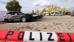 Pesawat Kecil Jatuh di Parkiran dekat Sirkus, 2 Orang Tewas dan 8 Kendaraan Terbakar