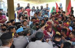 Demo Tolak BBM Naik di DPRD Sikka Ricuh, Mahasiswa Saling Dorong dengan Polisi