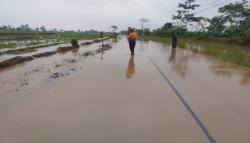 Banjir Rendam Rel Kereta, KA Siliwangi Terhenti 40 Menit di Stasiun Cibeber Cianjur