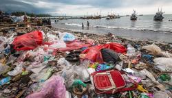 Pesisir Pantai Pandeglang Dipenuhi Sampah Plastik