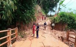 Jalan Cipeundeuy-Cikalongwetan KBB Kini Bisa Dilalui setelah 3 Hari Tertimbun Longsor<