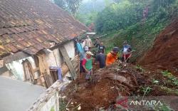 Belasan Rumah di Cibokor Cianjur Rusak Diterjang Longsor dan Pergerakan Tanah<
