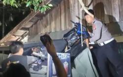 Berkendara Saat Mabuk, Pemuda Ini Alami Kecelakaan Tunggal, Motor Naik ke Atas Rumah Warga