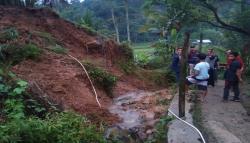 Tebing Dekat Permukiman di Cisompet Garut Longsor, 7 Kepala Keluarga Terancam<