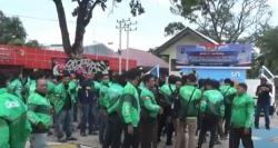 Terdampak Kenaikan Harga BBM, Ratusan Ojol Dapat Bantuan Sembako