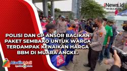 Polisi dan GP Ansor Bagikan Paket Sembako untuk Warga Terdampak Kenaikan Harga BBM di Muara Angke.
