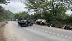 Hindari Tabrakan, Truk Pengangkut Migor Subsidi Terguling di Cipatat KBB