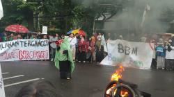 Mahasiswa Bandung Desak Pemerintah Tunda Proyek Kereta Cepat dan IKN demi Subsidi BBM<
