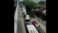 Banjir Rendam Beberapa Ruas Jalan di Kota Bandung, Lalu Lintas Sempat Lumpuh