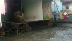 Sungai Meluap, 2 Rumah di Kota Tasikmalaya Roboh dan Perabotan Hanyut