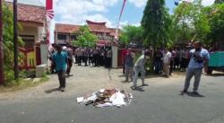 Tuding Ada Mafia Tanah, Warga Sumenep Bakar 300 Sertifikat di Kantor BPN