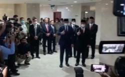 Pose Jempol Anies dan Ariza Hadiri Rapat Pemberhentian Gubernur-Wagub di DPRD DKI Jakarta