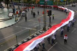 Ratusan Pelajar hingga Prajurit TNI Bentangkan Bendera Merah Putih Sepanjang 150 Meter di Medan