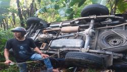 Minibus Ringsek usai Terjun Bebas ke Jurang Sedalam 20 Meter di Kanoman Cianjur