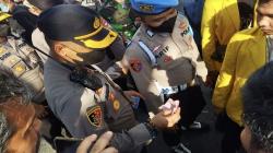 Kocak, Sepatu Mahasiswa Hilang saat Demo, Langsung Diganti Kapolresta Banjarmasin