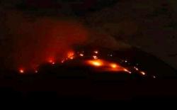 Kembali Erupsi, Gunung Ile Lewotolok Muntahkan Lava Pijar Disertai Dentuman Keras