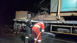 Tumpahan Oli Sebabkan 30 Motor Tergelincir di Jalan Provinsi, Damkar Kuningan Bertindak