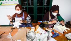 Guru-Guru SD di Depok Diberikan Pelatihan Kerajinan Tangan dari Barang Bekas