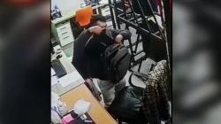 Terekam CCTV Pria Gasak 3 Laptop Toko Olahraga di Bandung, Aksi Pelaku sangat Santai