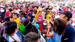 Penyaluran BLT BBM di Mundu Cirebon Ricuh, Anak-anak dan Lansia Terjepit<