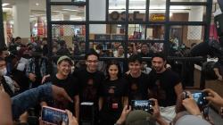 Sambut Penayangan, Para Pemeran Film Sri Asih Sapa Penggemar di Surabaya