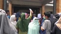 Cairkan BLT BBM, 1.240 Warga Berdesakan di Kantor Desa Cilame Ngamprah KBB