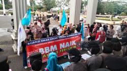 Tolak Kenaikan Harga BBM, Puluhan Emak-Emak Berdaster di Jambi Demo di Gedung DRPD 