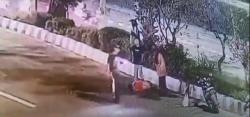 Petugas Kebersihan Jalan di Kaltim Ditabrak Pikap, Terekam CCTV