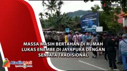 Massa Masih Bertahan di Rumah Lukas Enembe di Jayapura dengan Senjata Tradisional 